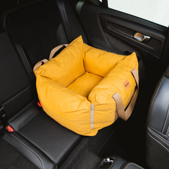 Bolsa de Transporte Cangú Explora Amarelo Solar vazia no banco do carro, mostrando o zíper frontal e as alças laterais
