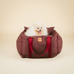 Bolsa de Transporte Cangú Explora Amora vista de frente, com lulu da pomerânia dentro e as alças no tom do produto