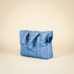 Bolsa de Transporte Pet Urban Azul fechada, vista lateral mostrando o matelassê vertical