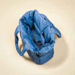 Bolsa de Transporte Pet Urban Azul vista de cima, aberta, com bolsos internos e mosquetão do cinto de segurança