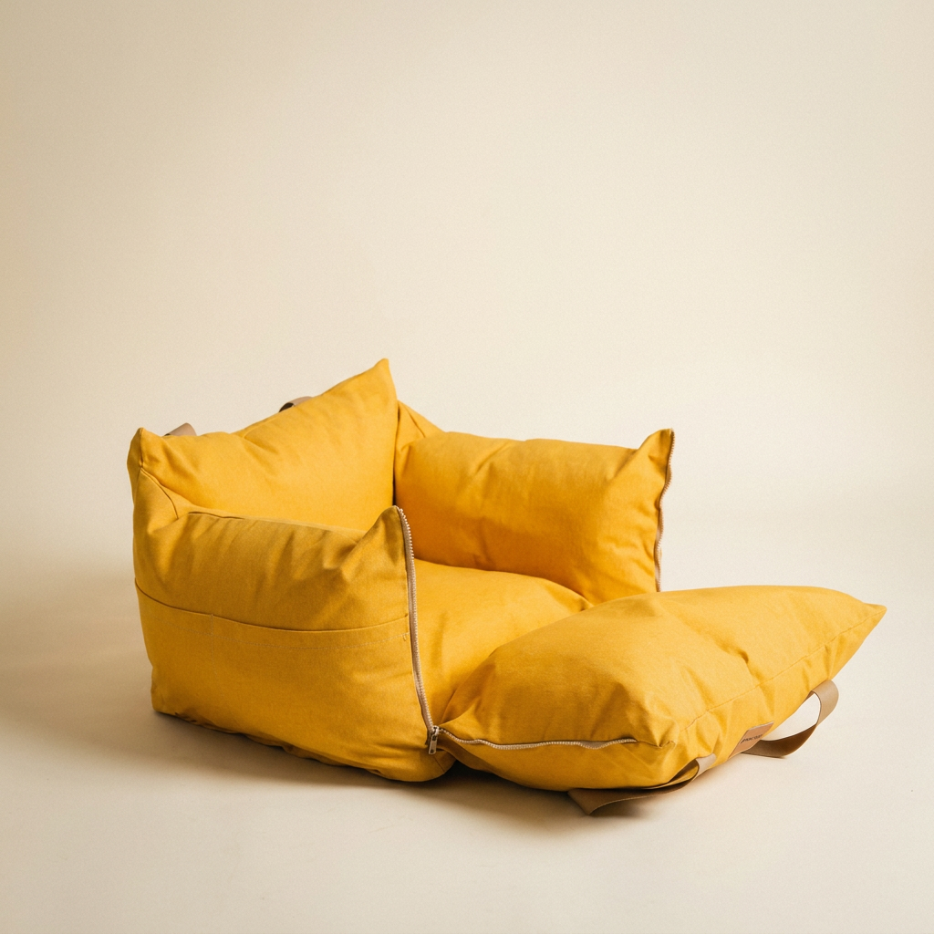 Bolsa de Transporte Cangú Explora Amarelo Solar com o zíper frontal aberto, transformada em cama