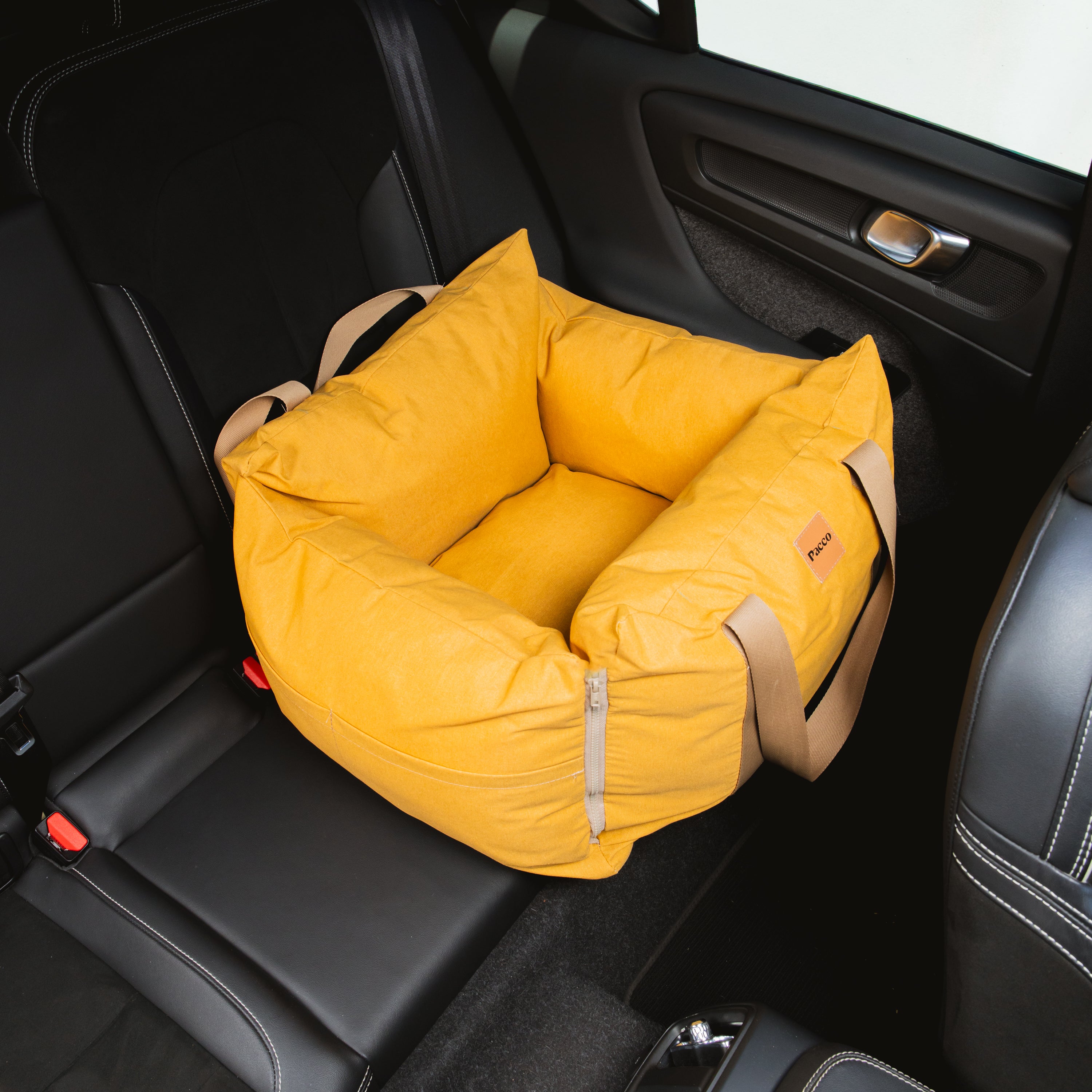 Bolsa de Transporte Cangú Explora Amarelo Solar vazia no banco do carro, mostrando o zíper frontal e as alças laterais