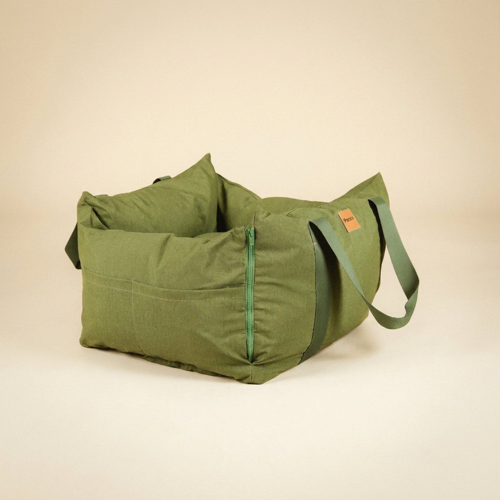 Bolsa de Transporte Cangú Explora Verde Bosque vazia, vista em três quartos, com o zíper frontal fechado