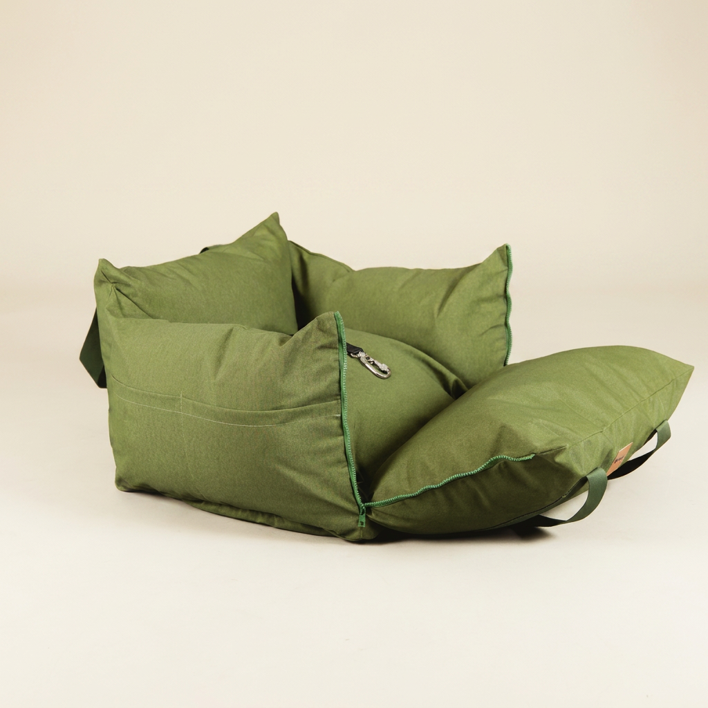 Bolsa de Transporte Cangú Explora Verde Bosque aberta em cama, com o mosquetão do cinto de segurança interno à vista