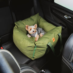 Bolsa de Transporte Cangú Explora Verde Bosque no banco traseiro do carro, com cachorro de pequeno porte deitado dentro