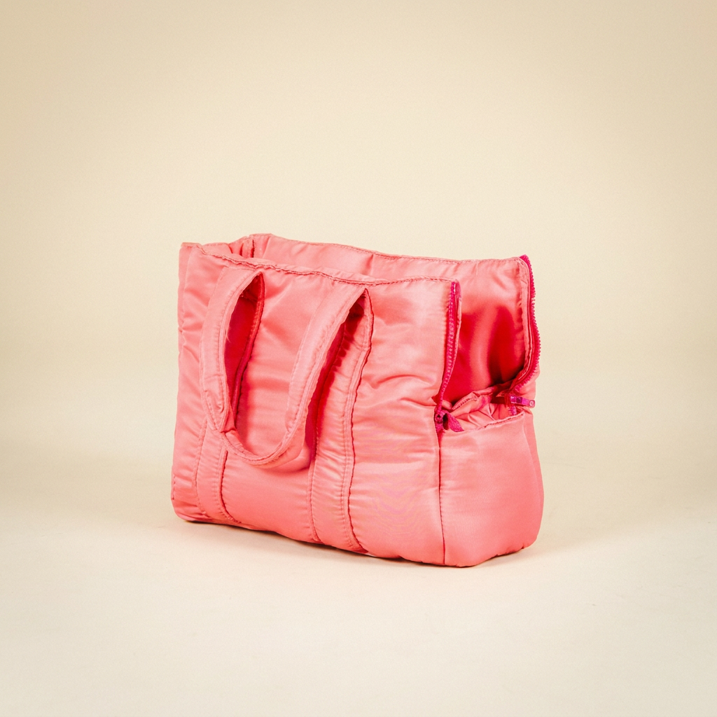 Bolsa de Transporte Pet Urban Rosa em nylon acolchoado, vista em diagonal com alças duplas e abertura lateral com zíper