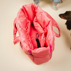 Bolsa de Transporte Pet Urban Rosa vista de cima, aberta, com bolsos internos e mosquetão do cinto de segurança