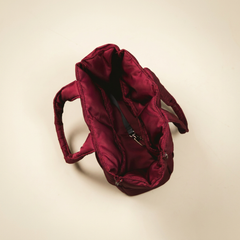 Bolsa de Transporte Pet Urban Vinho vista de cima, aberta, com bolsos internos e cinto de segurança